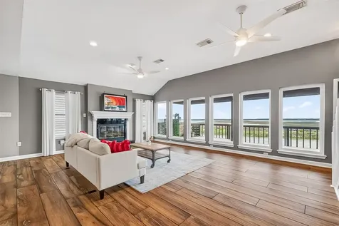 925 Bonita Street Bayou Vista TX 77563