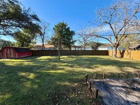 1514 Avenue F Danbury TX 77534