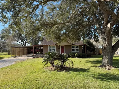 1514 Avenue F Danbury TX 77534