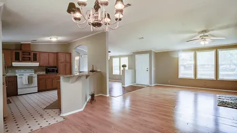 2516 Loch Lomond Street Highlands TX 77562