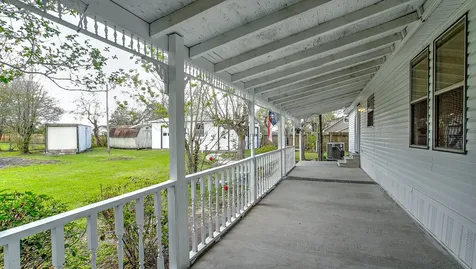2516 Loch Lomond Street Highlands TX 77562