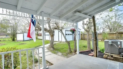 2516 Loch Lomond Street Highlands TX 77562