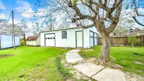 2516 Loch Lomond Street Highlands TX 77562