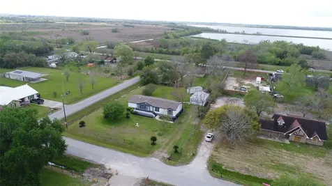 2516 Loch Lomond Street Highlands TX 77562