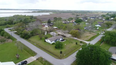 2516 Loch Lomond Street Highlands TX 77562