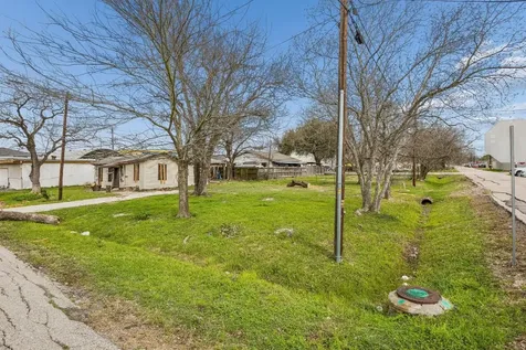 12219 - 12221 - 4107 B Street Alief Clodine Road Houston TX 77082
