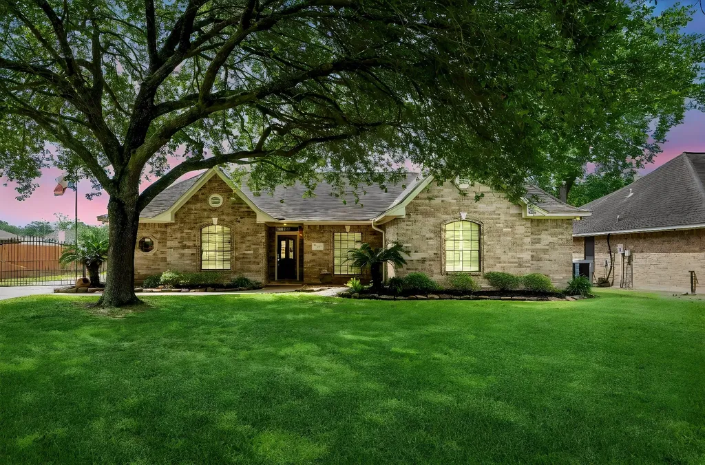 302 River Oaks Drive Baytown TX 77523