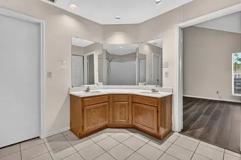 8667 Vinkins Road Houston TX 77071
