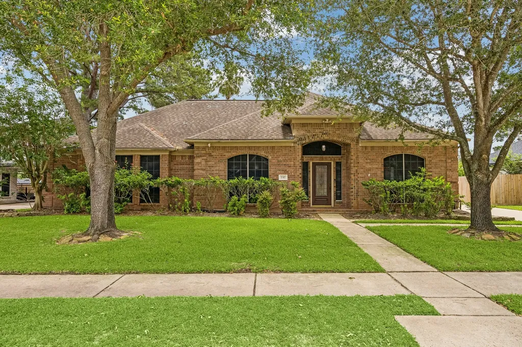 2317 Champion Drive Pearland TX 77581
