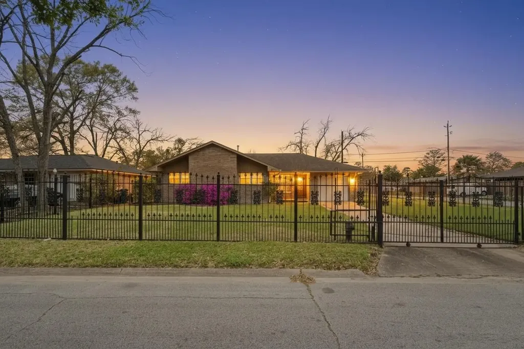 10229 Royal Oaks Drive Houston TX 77016