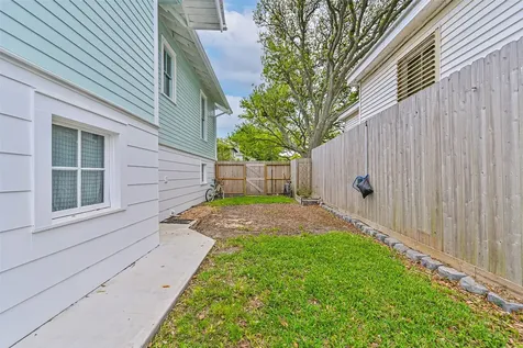 3002 Avenue Q 1/2 Galveston TX 77550