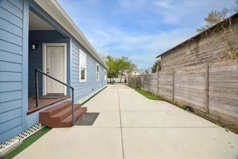 2219 Mckee Street Houston TX 77009