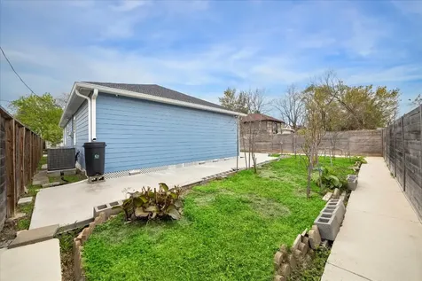 2219 Mckee Street Houston TX 77009