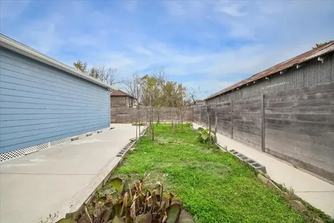 2219 Mckee Street Houston TX 77009
