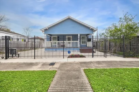2219 Mckee Street Houston TX 77009