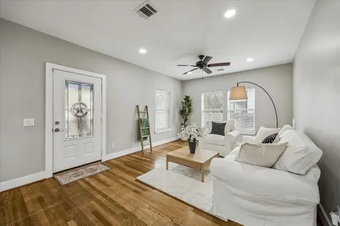2219 Mckee Street Houston TX 77009