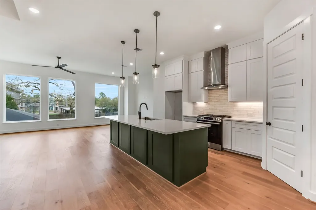 806 Fisher Street F Houston TX 77018
