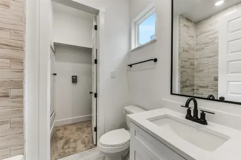 806 Fisher Street F Houston TX 77018