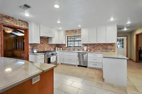 15151 Lakeview Drive Beach City TX 77523