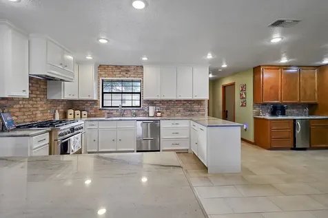 15151 Lakeview Drive Beach City TX 77523