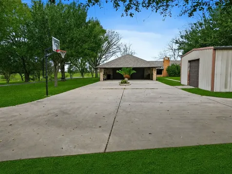 15151 Lakeview Drive Beach City TX 77523
