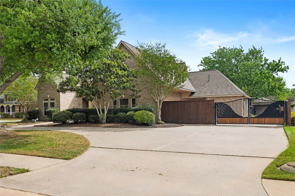 704 Heritage Oaks Drive Angleton TX 77515