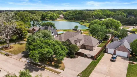 704 Heritage Oaks Drive Angleton TX 77515