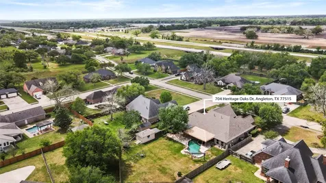 704 Heritage Oaks Drive Angleton TX 77515