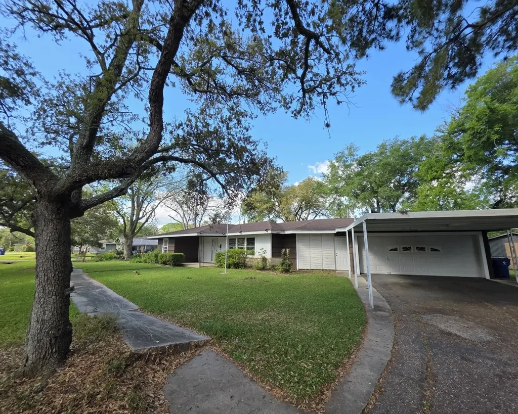 813 N Morgan Street Angleton TX 77515