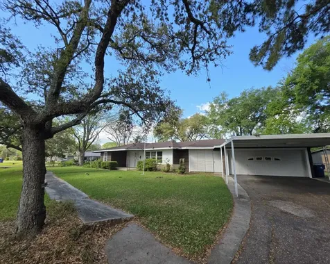 813 N Morgan Street Angleton TX 77515
