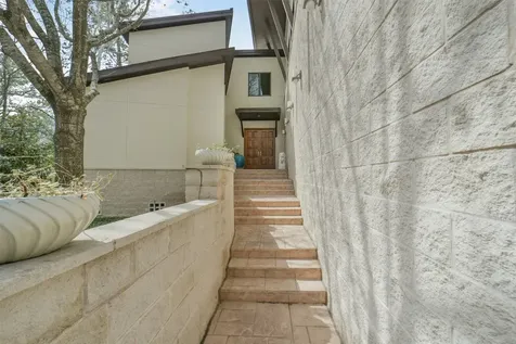 15 Hudson Circle Houston TX 77024