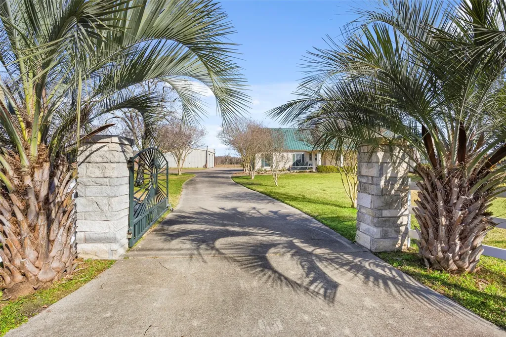 9106 N Humble Camp Road Dickinson TX 77539