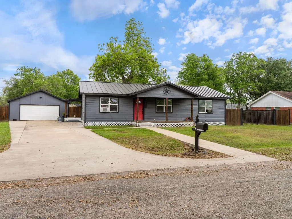 404 E Elizabeth Avenue Palacios TX 77465
