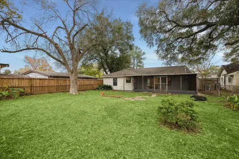 7262 Roos Road Houston TX 77074