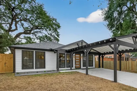 906 Eleanor Street Houston TX 77009