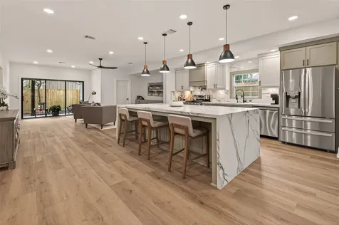 906 Eleanor Street Houston TX 77009