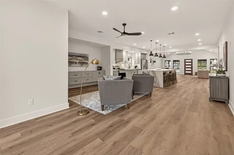 906 Eleanor Street Houston TX 77009