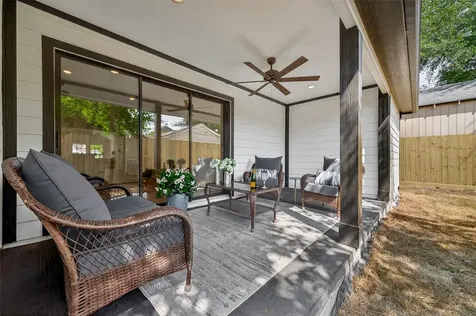 906 Eleanor Street Houston TX 77009