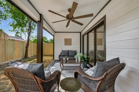 906 Eleanor Street Houston TX 77009