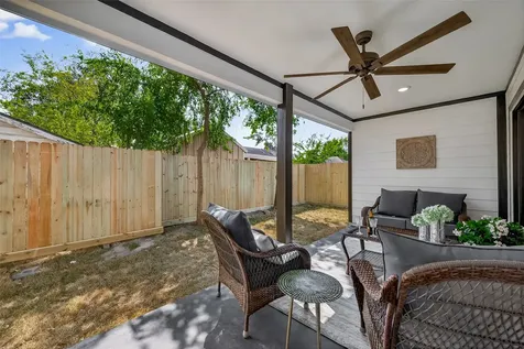 906 Eleanor Street Houston TX 77009