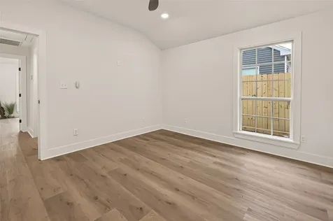 906 Eleanor Street Houston TX 77009