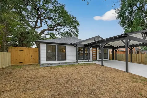 906 Eleanor Street Houston TX 77009