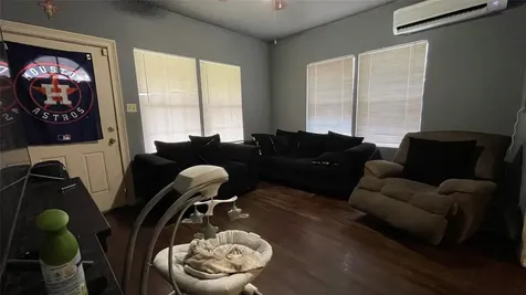 4002 Beggs Street Houston TX 77009