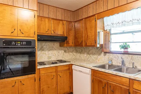 203 Sassafras Village Mills TX 77663