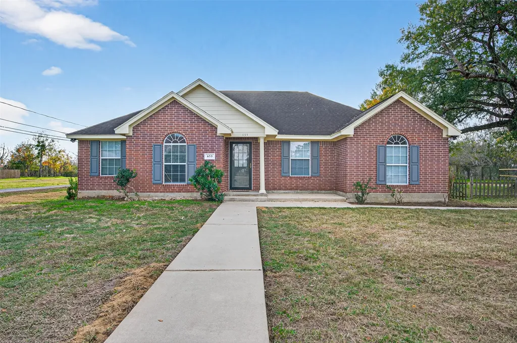 653 Nelson Street Sealy TX 77474