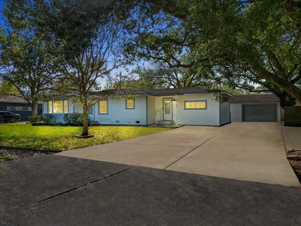 8113 White Avenue Hitchcock TX 77563
