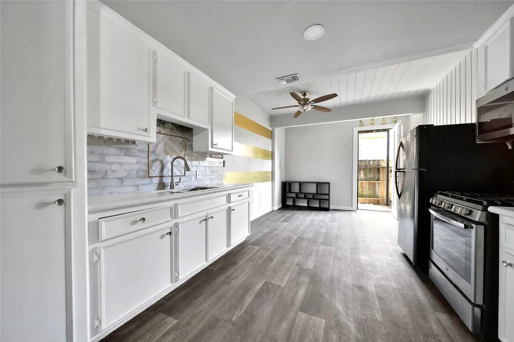 28 Lakeway Street Conroe TX 77304
