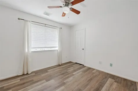 46 E Hobbit Glen Drive Conroe TX 77384
