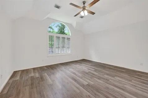46 E Hobbit Glen Drive Conroe TX 77384