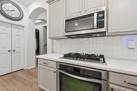 46 E Hobbit Glen Drive Conroe TX 77384